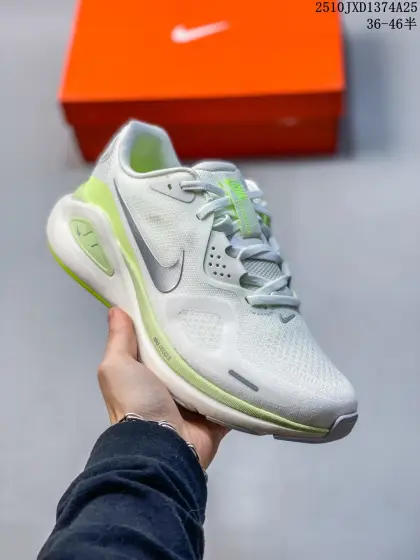 纯原 耐克(NIKE)ZoomStructure 26运动舒适减震防滑耐磨低帮碳板训练跑步鞋 男女款厚底增高老爹运动鞋,这款跑鞋专为热爱跑步、追求稳定与缓震效果的跑者精心设计,无论是长距离慢跑、日常训练还是休闲穿搭,它都能完美契合您的需求.这款跑鞋延续了耐克在稳定类跑鞋上的深厚积淀,结合了品牌最成熟的稳定性支撑设计与柔软顺滑、回弹出色的缓震系统,标志着这一系列在稳定跑鞋领域迈入全新阶段.中足支撑系统:Structure 26搭载了耐克创新的中足支撑系统,包裹足弓内侧与后跟外侧,提供更强的稳定支撑.该系统融合了全新的中底稳定性方案,标志着Structure系列在耐克支撑型缓震跑鞋理念上的一次大胆革新.全掌ReactX泡绵中底:首次采用全掌ReactX泡绵中底,摒弃传统稳定跑鞋常见的硬质材料或刚性内侧支撑结构,提供更柔软顺滑的脚感.全新网眼鞋面:采用全新网眼鞋面,搭配重新设计的分区外底,进一步提升不同水平和强度的跑者在跑步中的舒适性与表现力.高耐磨橡胶:高磨损区域(如后跟)使用高耐磨橡胶,增强抓地力和耐用性;前掌则采用发泡橡胶,带来持续的柔软脚感和良好的地面反馈. 含半码 编码:10JXD1374A25